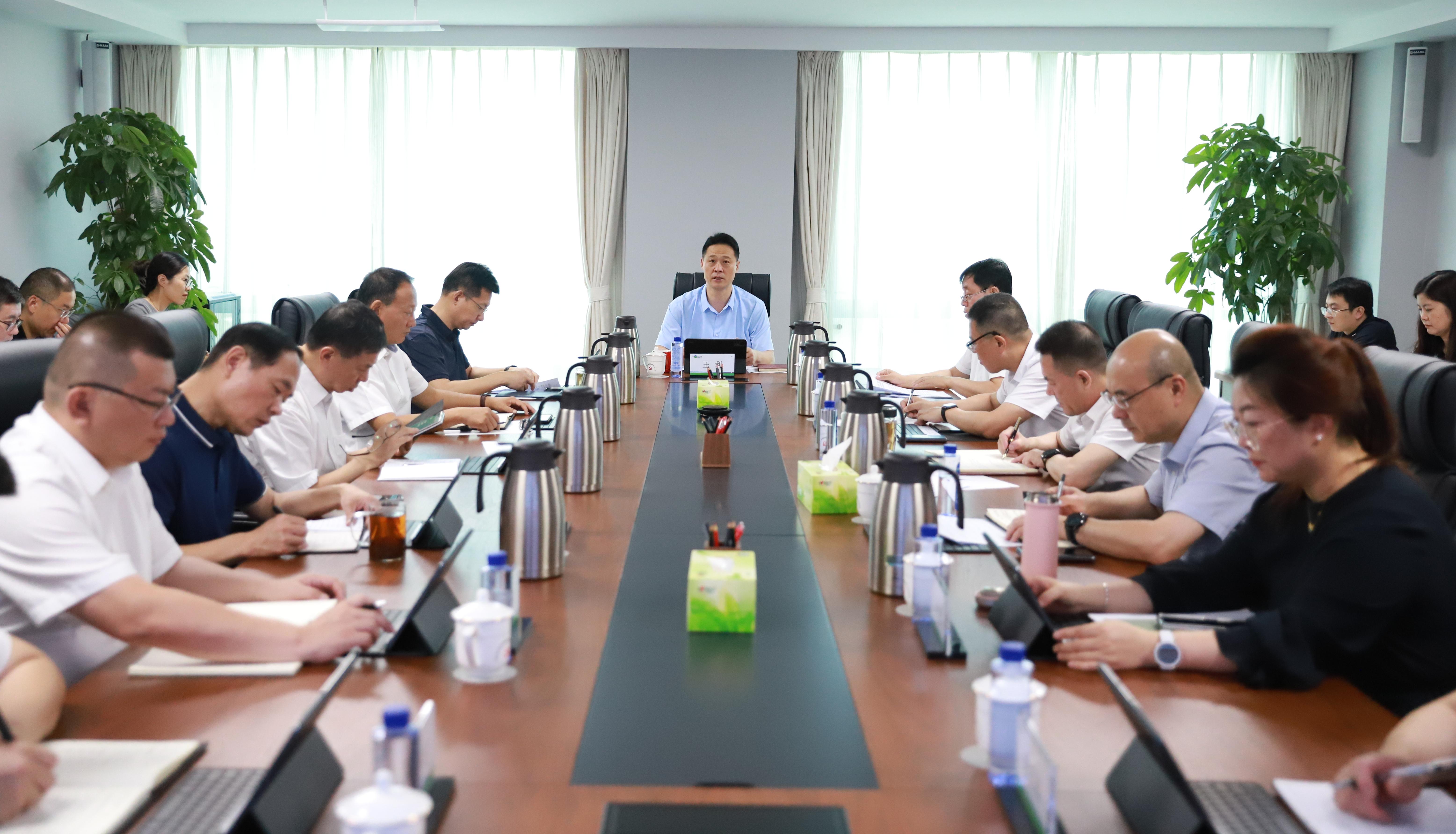 山東環保集團黨委理論學習中心組開展2025年第8次集體學習研討