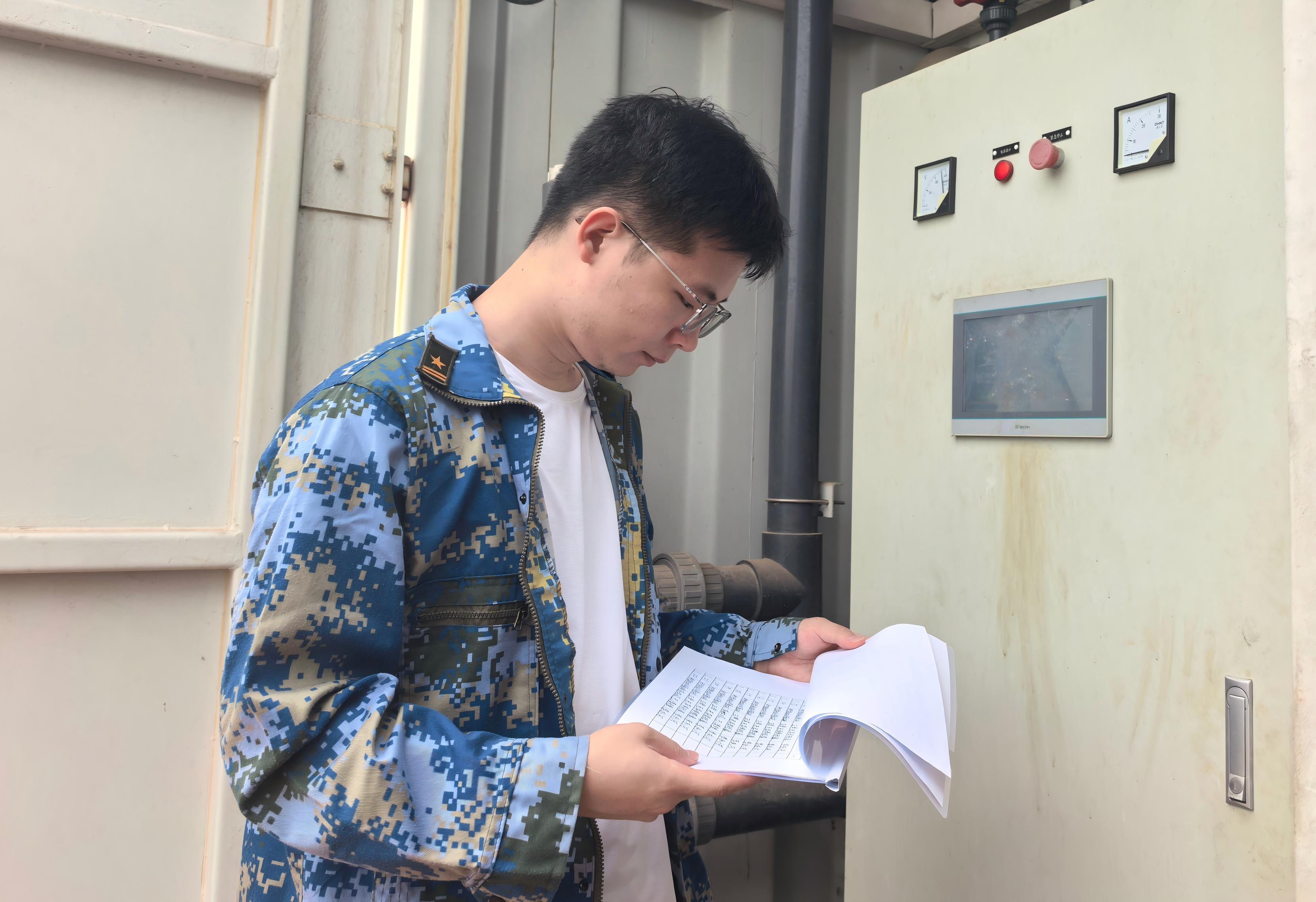 1755631881679.jpg 工作場景2:亓豪偉在一體化污水處理設(shè)備巡檢中(1).jpg